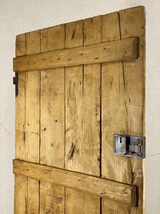 Antigua puerta rústica de granero