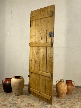 Antigua puerta rústica de granero