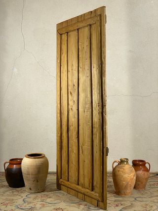 Antigua puerta rústica de granero