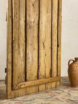 Antigua puerta rústica de granero