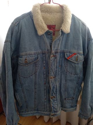 Cazadora vaquera con borrego, marca Caroche.
