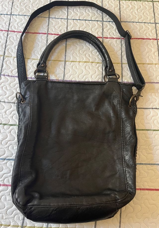 Bolso de piel grande color negro.