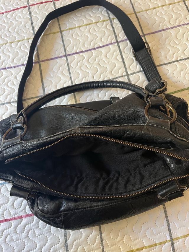 Bolso de piel grande color negro.