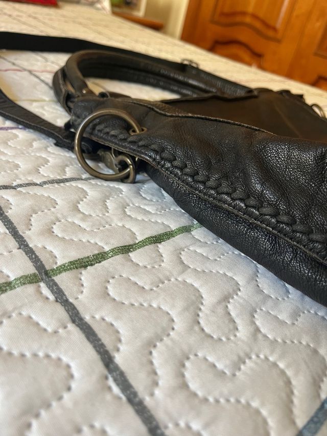 Bolso de piel grande color negro.