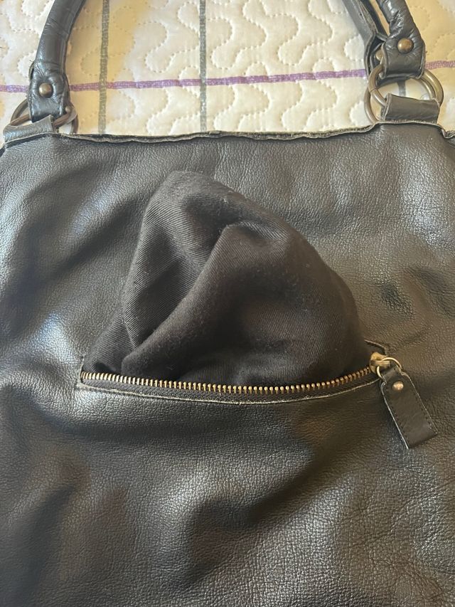 Bolso de piel grande color negro.