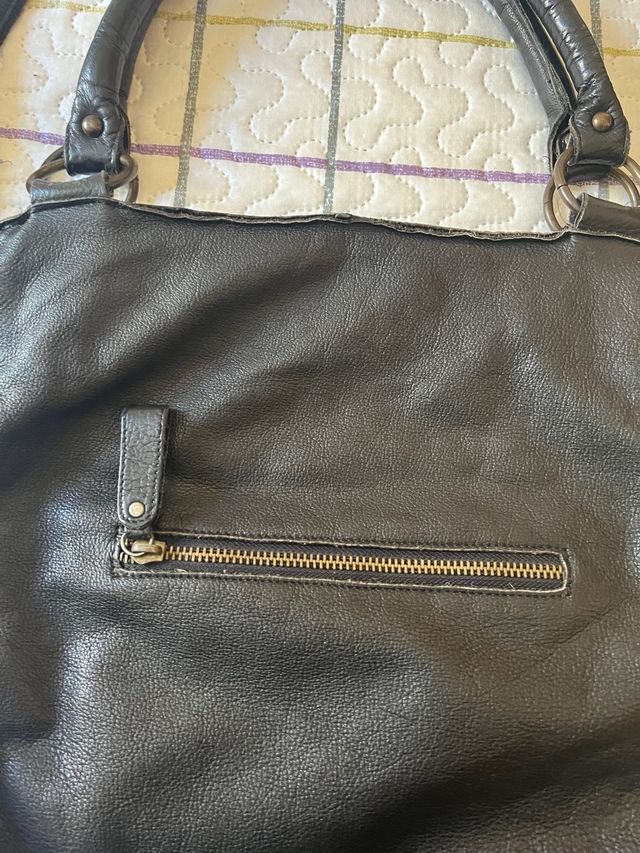 Bolso de piel grande color negro.