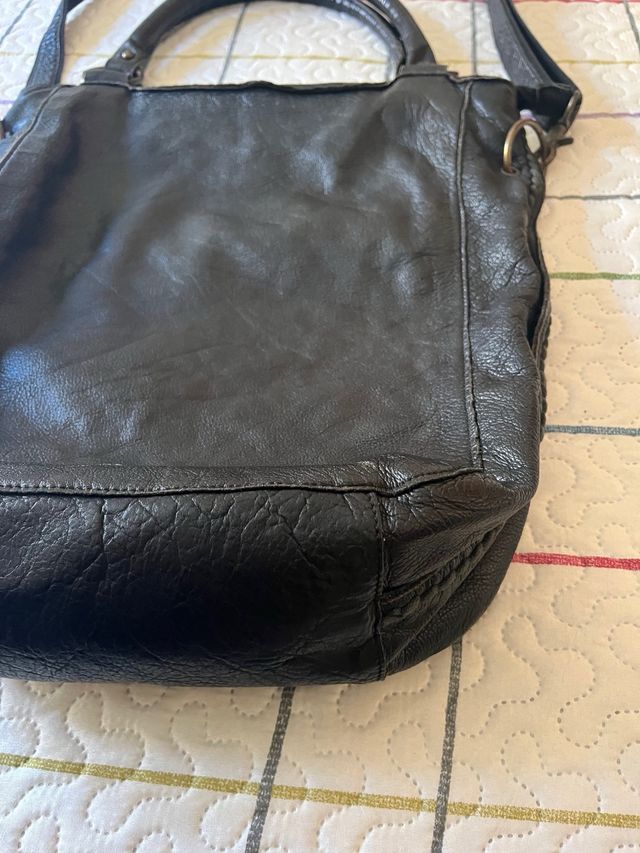 Bolso de piel grande color negro.