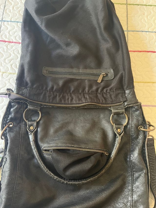 Bolso de piel grande color negro.