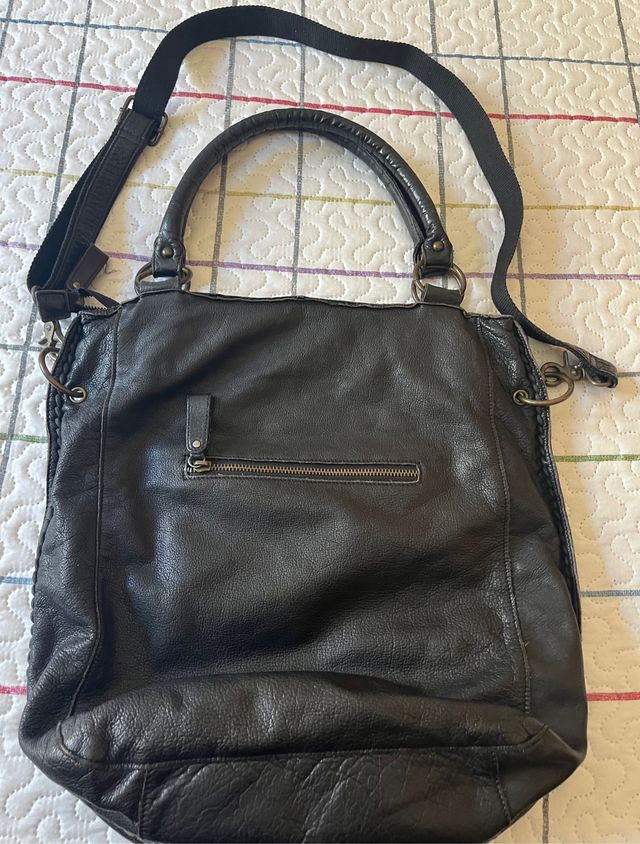 Bolso de piel grande color negro.