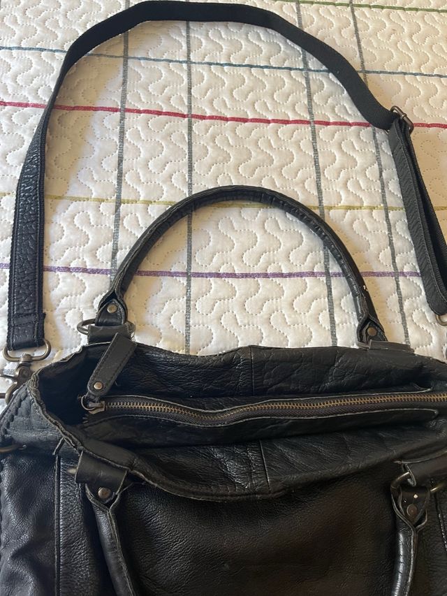 Bolso de piel grande color negro.