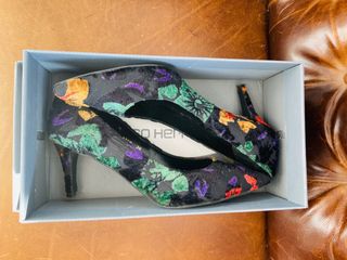 Zapatos de tacón negros con flores terciopelo