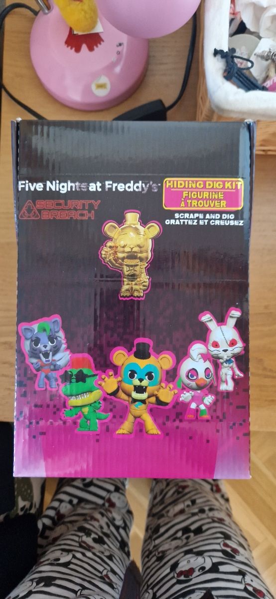 Figura sorpresa. Caja Five Nights at Freddy's FNAF