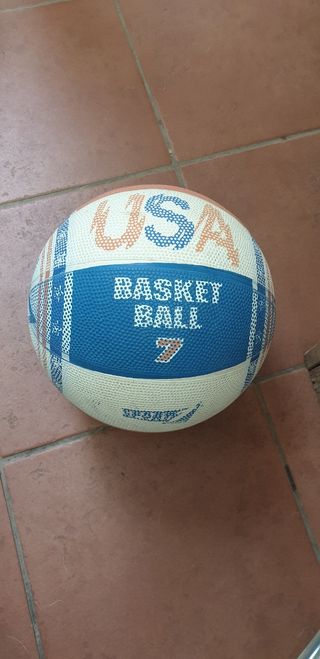 Cerchio canestro basket e palloni 