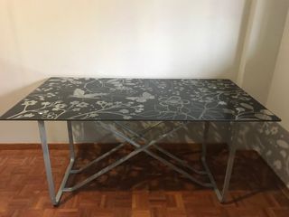 Escritorio con tablero de cristal