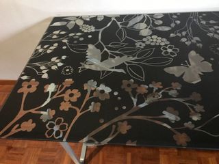 Escritorio con tablero de cristal