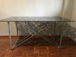 Escritorio con tablero de cristal