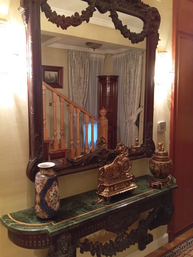 Recibidor de madera con tapa de mármol