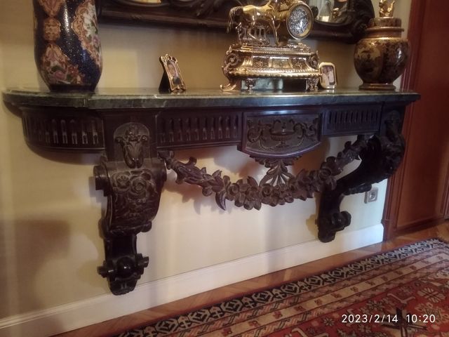 Recibidor de madera con tapa de mármol