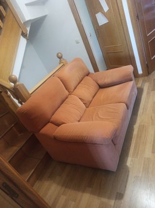 Sofá 2 plazas cómodo en Buen estado