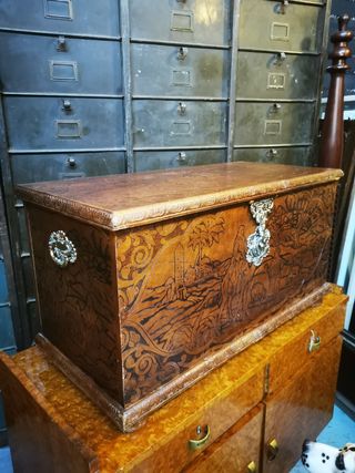 Baúl madera. Tallado. Vintage