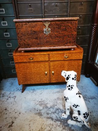 Baúl madera. Tallado. Vintage