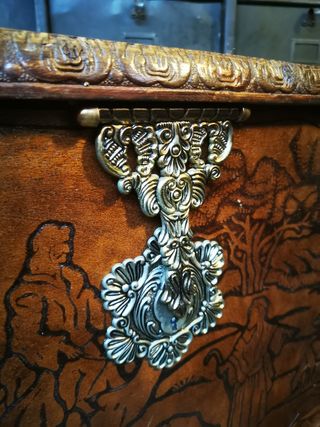 Baúl madera. Tallado. Vintage