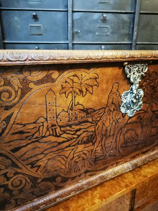 Baúl madera. Tallado. Vintage