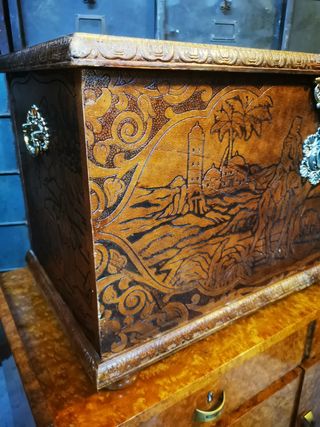 Baúl madera. Tallado. Vintage