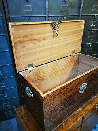 Baúl madera. Tallado. Vintage
