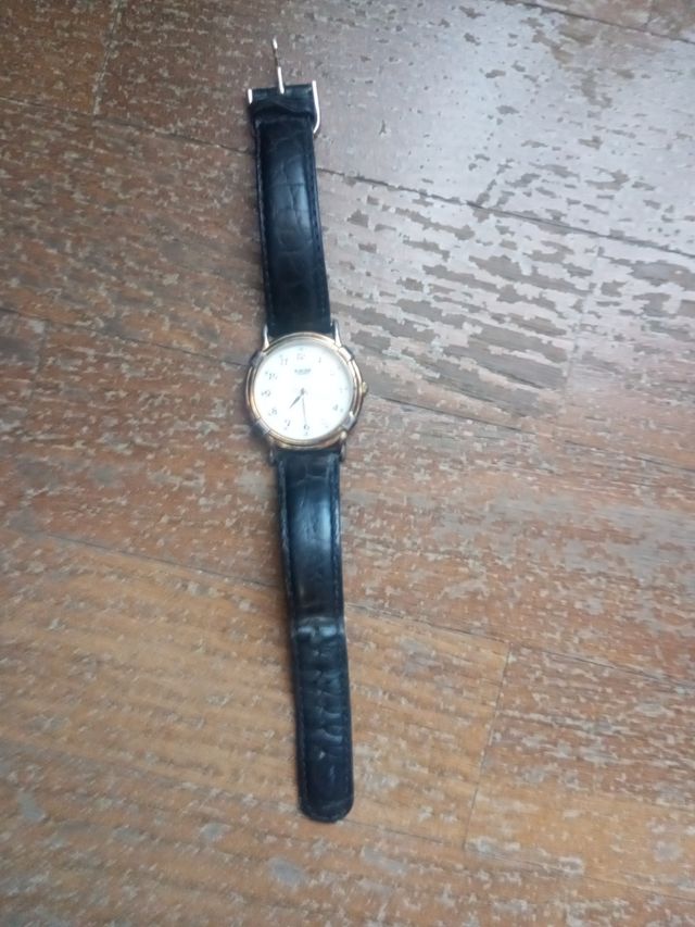 Reloj de mujer elegante con correa de piel