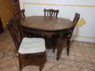 Mesa de cocina con sillas.