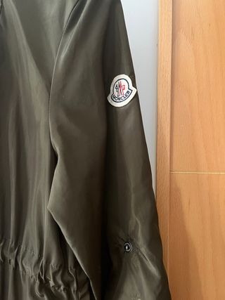 Cortavientos con capucha mujer