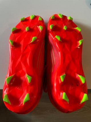 Botas de fútbol + espinilleras