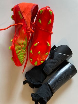 Botas de fútbol + espinilleras