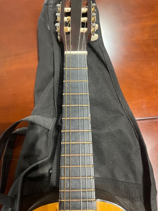 guitarra pequena luther