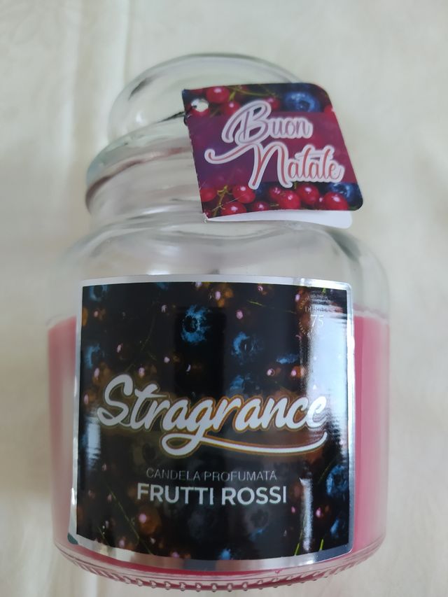 Candela natalizia profumata ai frutti rossi