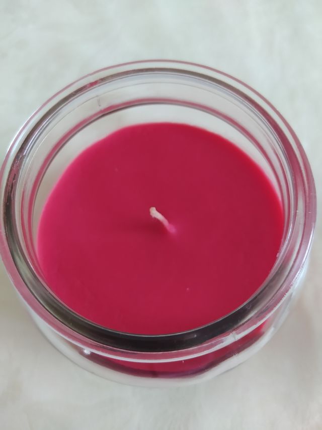 Candela natalizia profumata ai frutti rossi