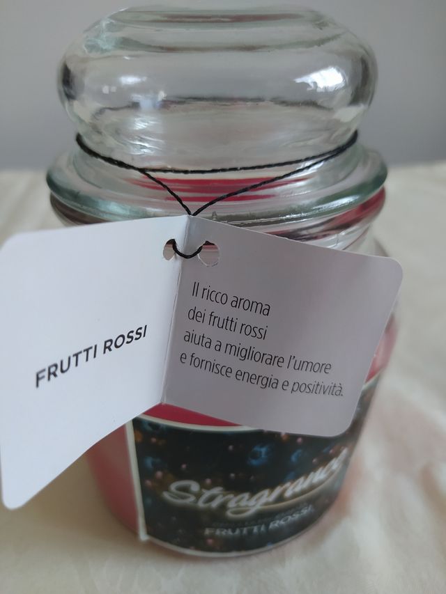 Candela natalizia profumata ai frutti rossi