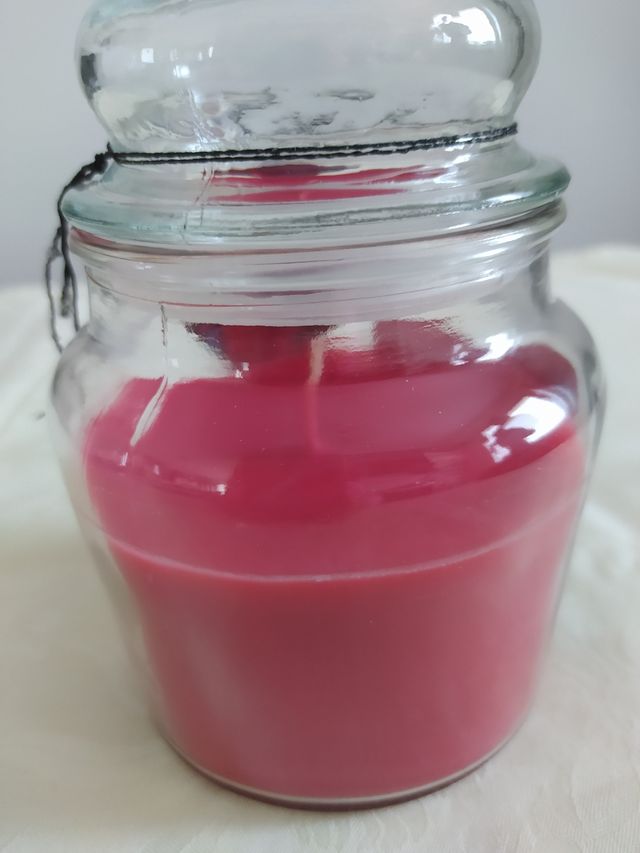 Candela natalizia profumata ai frutti rossi