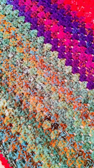 Manta de ganchillo tejida a mano