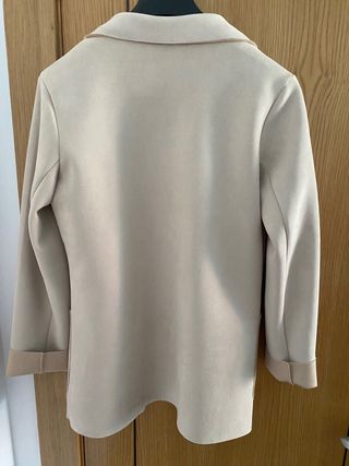 chaqueta efecto ante color beige