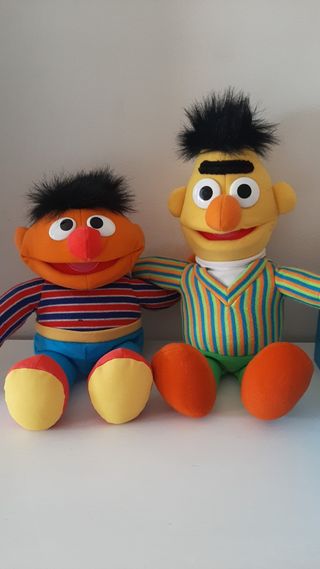 Muñecos Epi y Blas Barrio Sésamo
