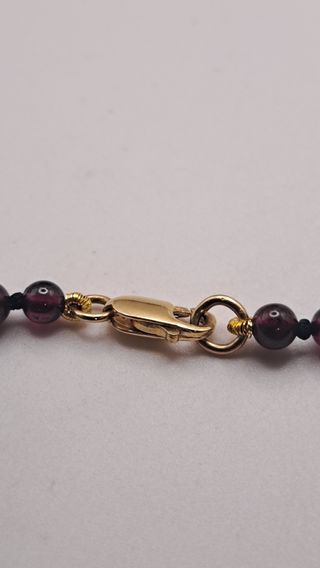 Gargantilla con Granates  y Cierre en Oro 18K