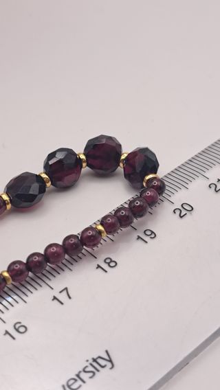 Gargantilla con Granates  y Cierre en Oro 18K