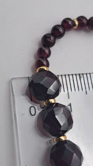 Gargantilla con Granates  y Cierre en Oro 18K