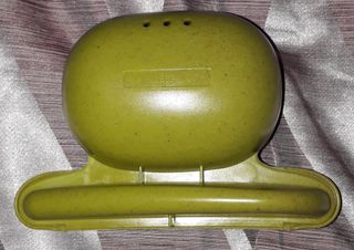 grembiule unisex di cm. 89 x 76 cm e porta kiwi.