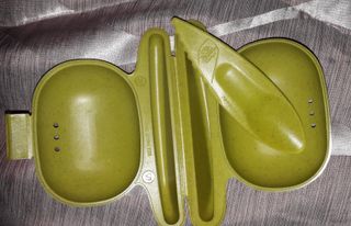 grembiule unisex di cm. 89 x 76 cm e porta kiwi.