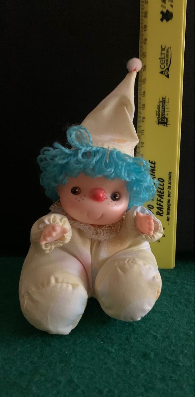 Bambola con capelli blu