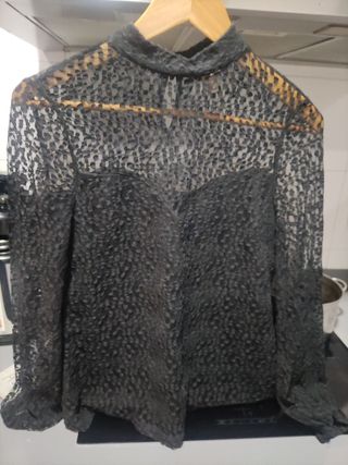 Blusa negra encaje y transparencia