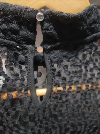 Blusa negra encaje y transparencia